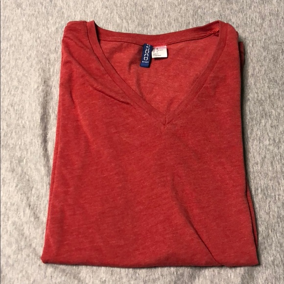 Set of 2 H&M V-Neck Tees Red and White - Picture 3 of 5